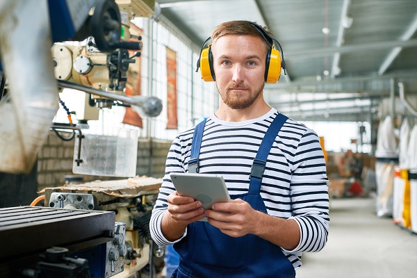 Operaio al lavoro in una fabbrica.