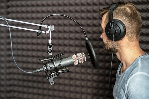 Studio di registrazione con pannelli fonoassorbenti.
