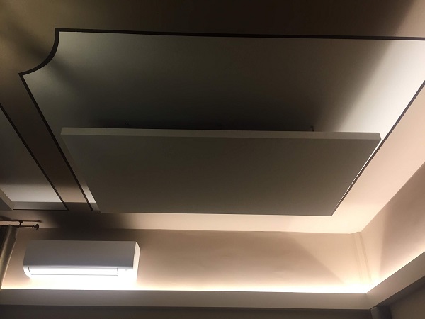 Pannelli fonoassorbenti applicati ad un soffitto.